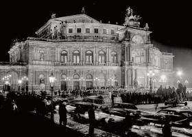 Vorschaubild zum Artikel Postkartenreihe »40 Jahre Wiedereröffnung Semperoper Dresden«